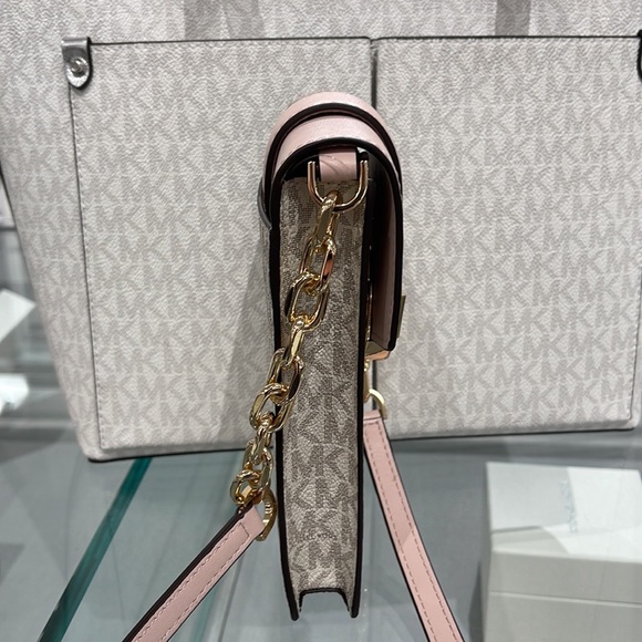 Michael Kors Carmen Small Logo Smartphone Crossbody Bag
Powder Blush Multi
NWT - Picture 11 of 16
